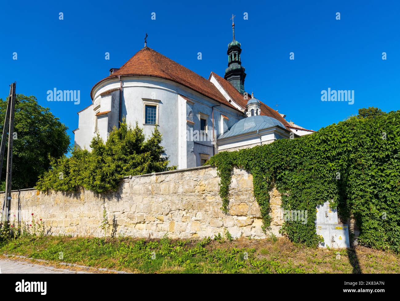 Pinczow, Polonia - 15 luglio 2022: Santuario di Santa Maria di Mirow e monastero francescano nel quartiere storico della città vecchia di Pinczow Foto Stock