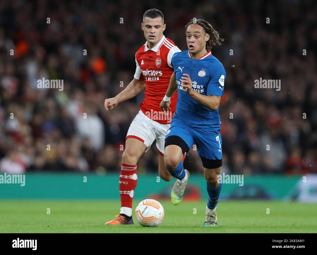 Londra, Regno Unito. 20th ottobre 2022. Xavi Simons of PSV Eindhoven è sfidato dal Granit Xhaka dell'Arsenal durante la partita della UEFA Europa League presso l'Emirates Stadium, Londra. Il credito dell'immagine dovrebbe essere: Paul Terry / Sportimage Credit: Sportimage/Alamy Live News Foto Stock