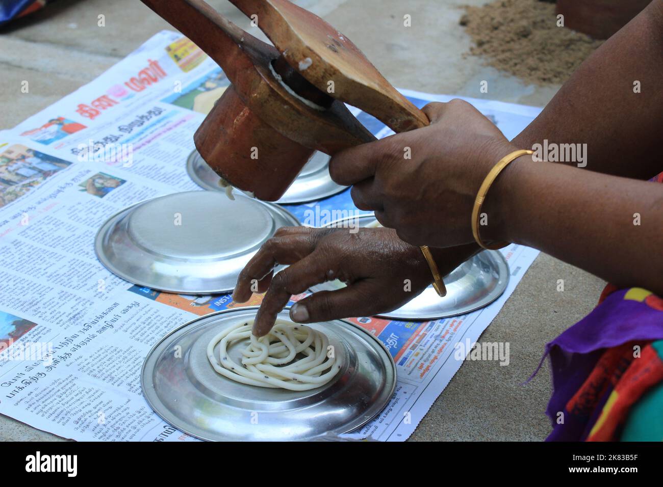 Preparare il riso del sud indiano Murukku fatto in casa per gli spuntini del festival Diwali in modo tradizionale Foto Stock