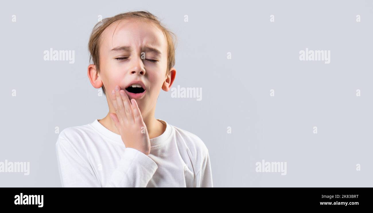 Malattia dentale. Mal di denti come dolore dentale. Concetto di dentista. Il bambino soffre di mal di denti. Rimedio anti-mal di denti. Antidolorifico per mal di denti. Cura orale Foto Stock