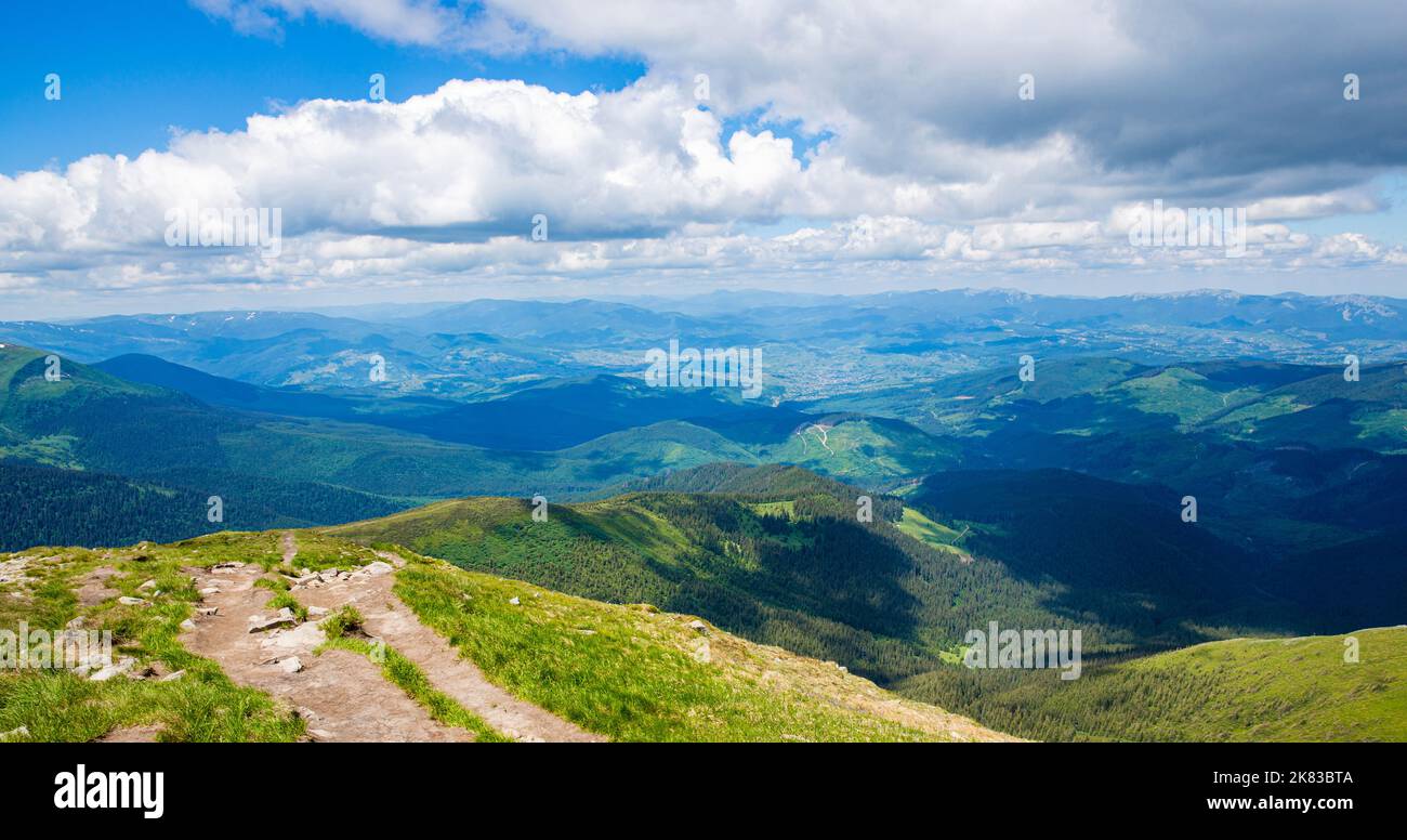 Paesaggio montano con sentiero escursionistico. Sentiero di montagna. Paesaggio primaverile in montagna. Montagne cresta alte cime rocciose Foto Stock