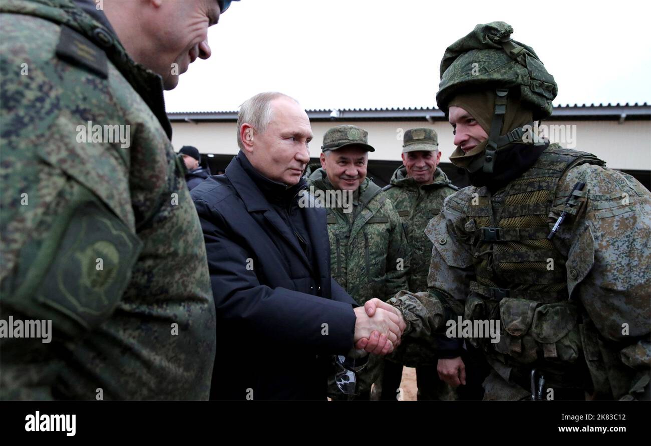 Ryazan, Russia. 20 ottobre 2022. Il presidente russo Vladimir Putin saluta un riservista dell'esercito chiamato per l'addestramento militare durante una visita nell'area di addestramento del Distretto militare occidentale per i riservisti mobilitati, il 20 ottobre 2022 nella regione di Ryazan, Russia. Credit: Mikhail Klimentyev/Kremlin Pool/Alamy Live News Foto Stock