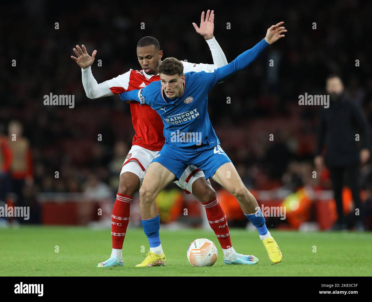 Londra, Regno Unito. 20th ottobre 2022. Gabriel dell'Arsenale e Guus Til del PSV Eindhoven /chall durante la partita della UEFA Europa League presso l'Emirates Stadium, Londra. Il credito dell'immagine dovrebbe essere: Paul Terry / Sportimage Credit: Sportimage/Alamy Live News Foto Stock