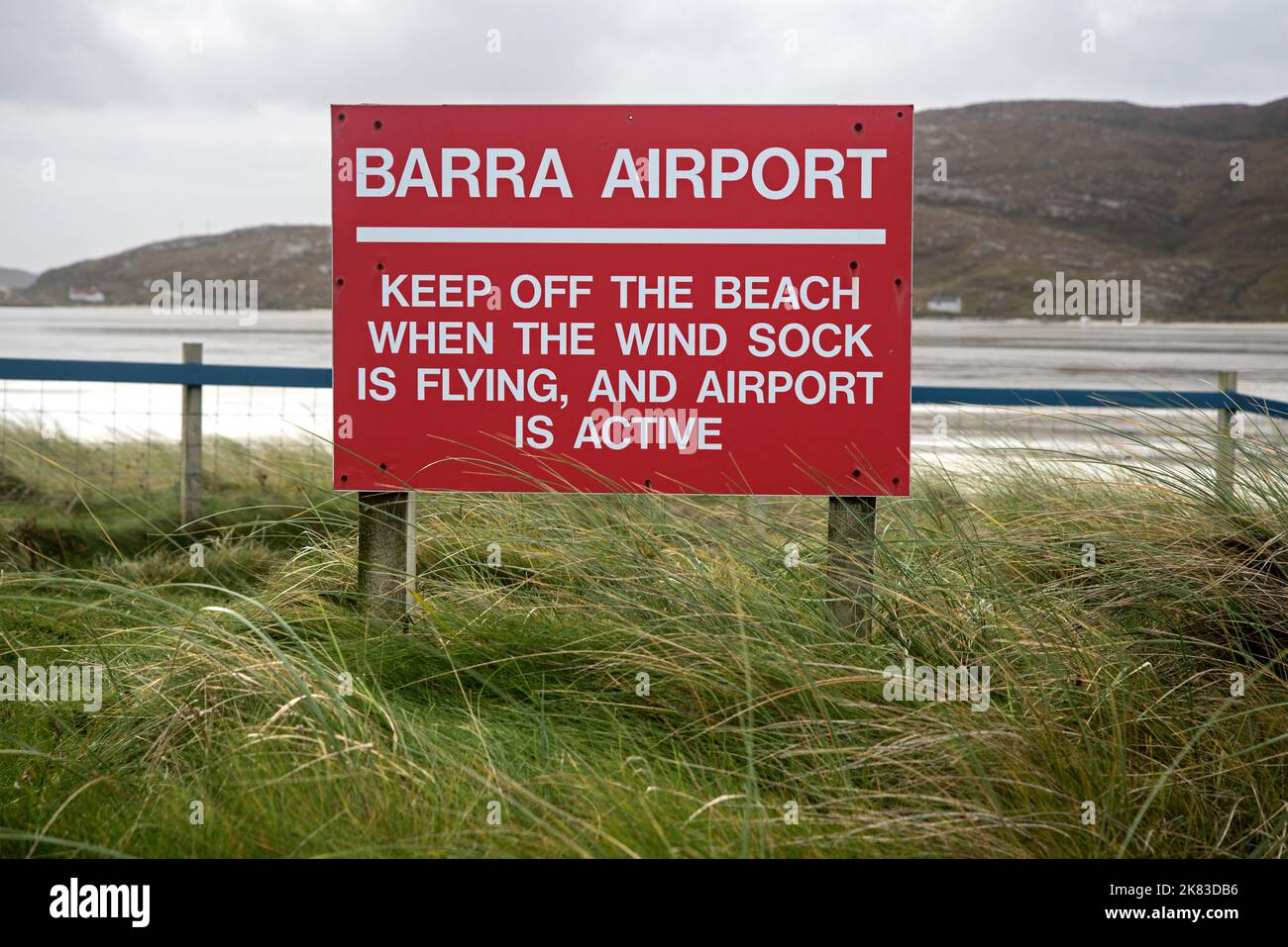 Firma all'aeroporto barra, avvertenza di tenere lontano dalla spiaggia quando la calza a vento vola, a Eoligarry, Isola di barra, Ebridi esterne, Scozia, REGNO UNITO. Foto Stock