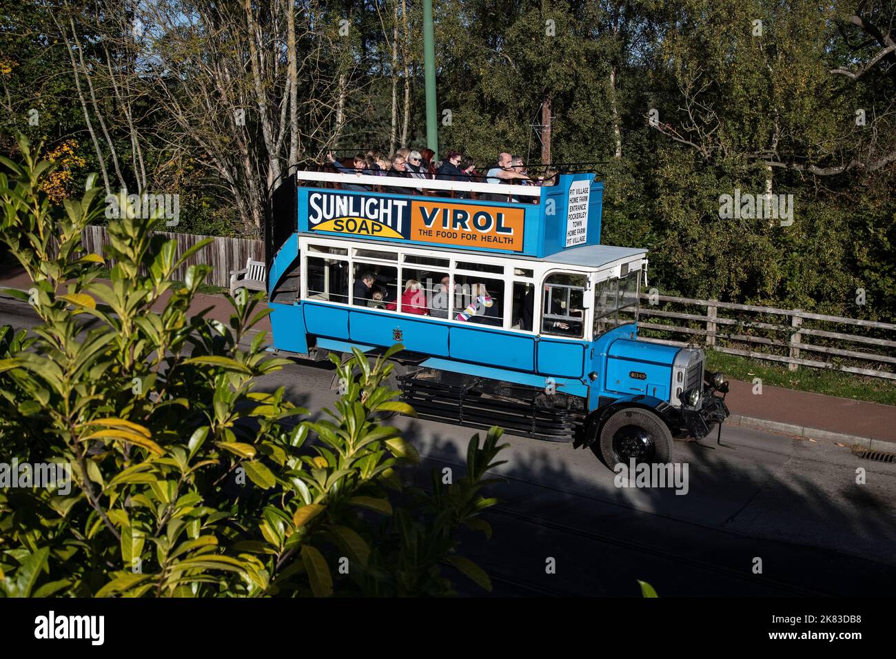 Una replica Londra 'B Type' autobus scoperto B1349 viaggia con i passeggeri alomgside linee del tram al Beamish Foto Stock