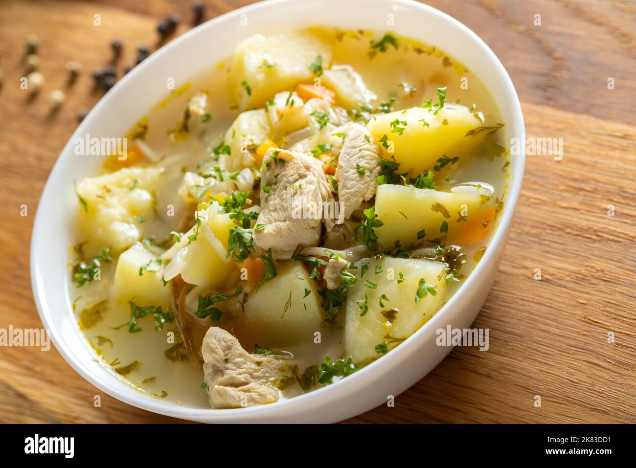 Zuppa di pollo con patate e tagliatelle su un bosco - vista ravvicinata Foto Stock