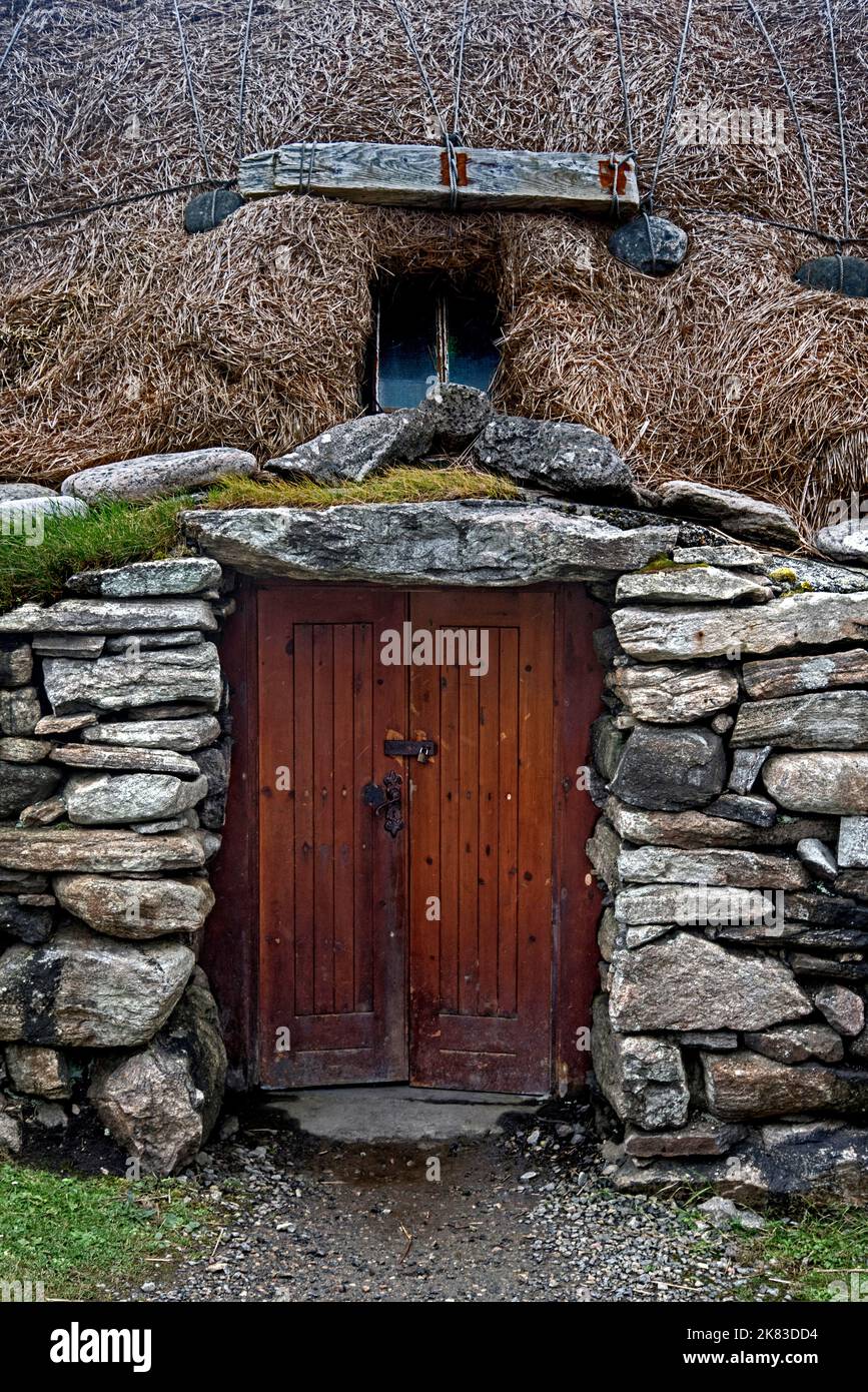 Porta a una caserma al Blackhouse Village a Carloway sull'isola di Lewis nelle Ebridi esterne, Scozia, Regno Unito. Foto Stock