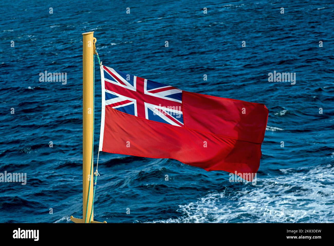 Red Ensign vola su un traghetto Caledonian MacBrayne in The Sound of Mull, Argyll and Bute, Scozia, Regno Unito. Foto Stock