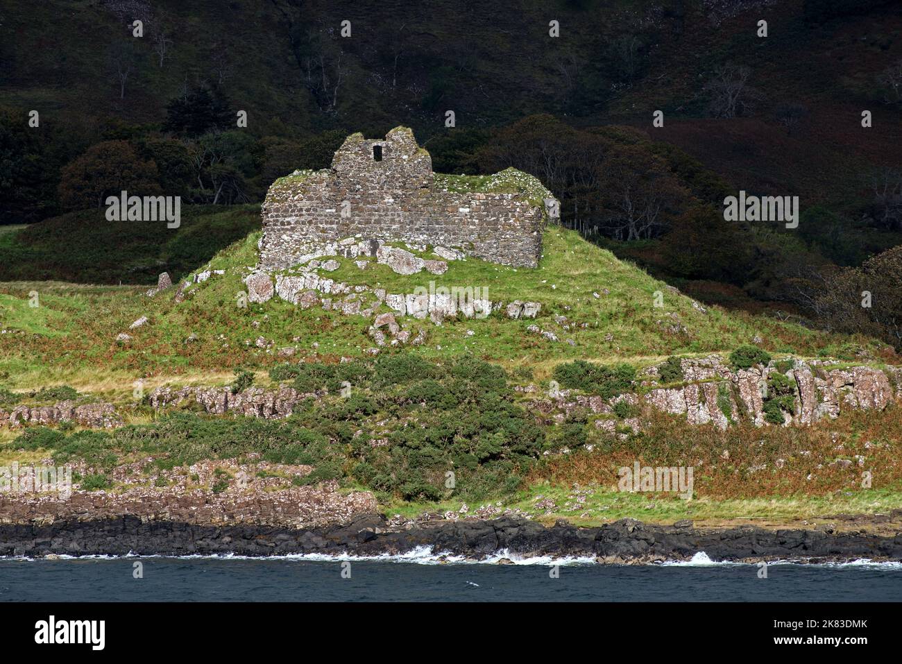 Ardtornish Castello che domina il suono di Mull, preso dal traghetto Calmac MV Isola di Lewis rumnning tra Oban e barra nelle Ebridi esterne. Foto Stock