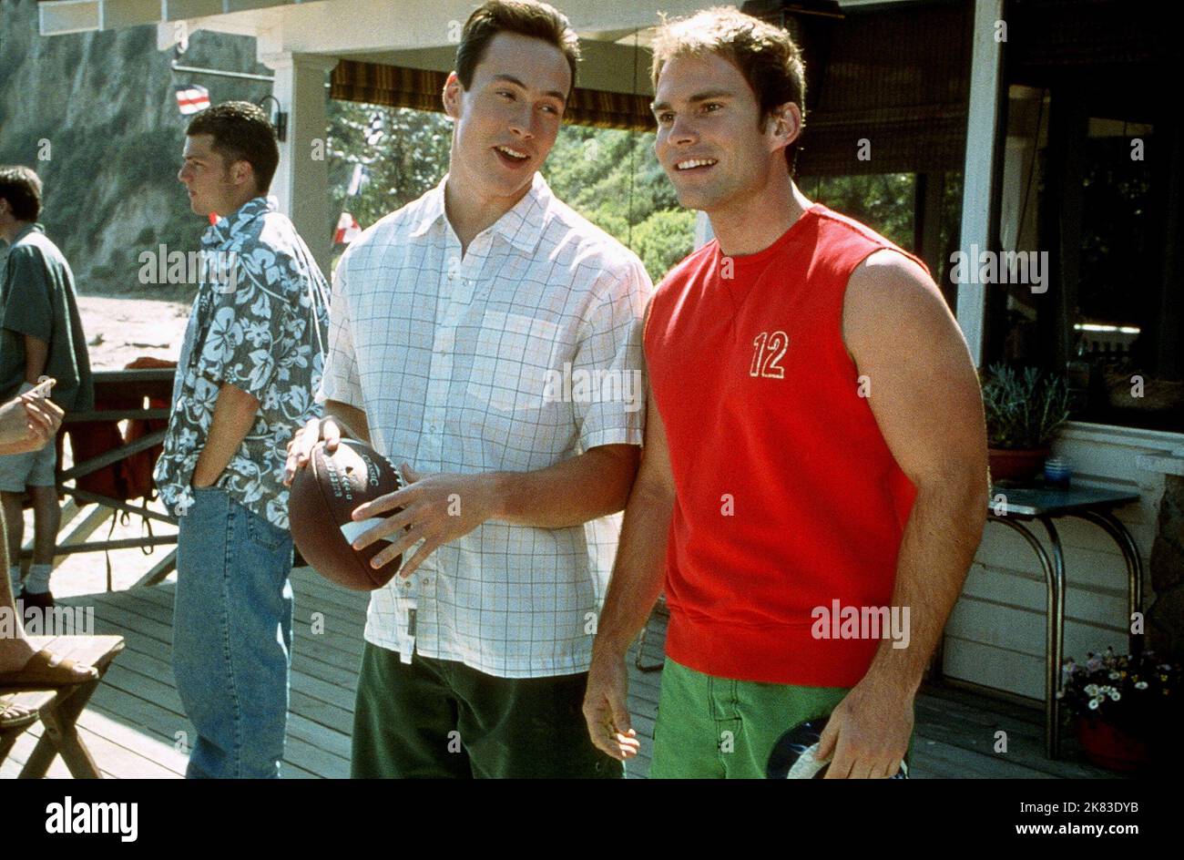 Chris Klein & Seann William Scott Film: American Pie 2 (2001) personaggi: Chris 'Oz' Ostreicher & Steve Stifler regista: Rogers 06 agosto 2001 **AVVERTENZA** questa fotografia è solo per uso editoriale ed è copyright di UNIVERSAL e/o del fotografo assegnato dalla Film o dalla Production Company e può essere riprodotta solo da pubblicazioni in concomitanza con la promozione del film di cui sopra. È richiesto un credito obbligatorio a UNIVERSAL. Il fotografo deve essere accreditato anche quando è noto. Nessun uso commerciale può essere concesso senza autorizzazione scritta da parte della Film Company. Foto Stock