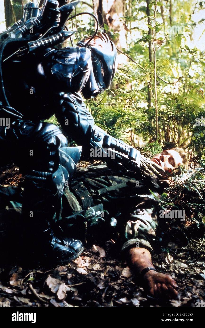 Alien & Unconcious Soldier Film: Code Red (2001) regista: Ian Gilmour 08 gennaio 2001 **AVVERTENZA** questa fotografia è solo per uso editoriale ed è copyright della TELEVISIONE DI PRIMARIA importanza e/o del fotografo assegnato dalla Società di produzione o Film e può essere riprodotta solo da pubblicazioni in concomitanza con la promozione del film di cui sopra. È richiesto un credito obbligatorio per LA TELEVISIONE DI PARAMOUNT. Il fotografo deve essere accreditato anche quando è noto. Nessun uso commerciale può essere concesso senza autorizzazione scritta da parte della Film Company. Foto Stock