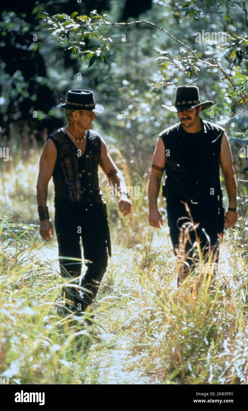 Paul Hogan & Alec Wilson Film: Crocodile Dundee a Los Angeles (USA/AUS 2001) personaggi: Michael J. 'Crocodile' Dundee & Jacko regista: Simon Wincer 12 Aprile 2001 **ATTENZIONE** questa foto è solo ad uso editoriale ed è copyright DEI FILM D'ARGENTO LION e/o del fotografo assegnato dalla Film o dalla Società di produzione e può essere riprodotta solo da pubblicazioni in concomitanza con la promozione del suddetto Film. È richiesto un credito obbligatorio per I FILM DI LEONE D'ARGENTO. Il fotografo deve essere accreditato anche quando è noto. Nessun uso commerciale può essere concesso senza autorizzazione scritta da parte di Foto Stock