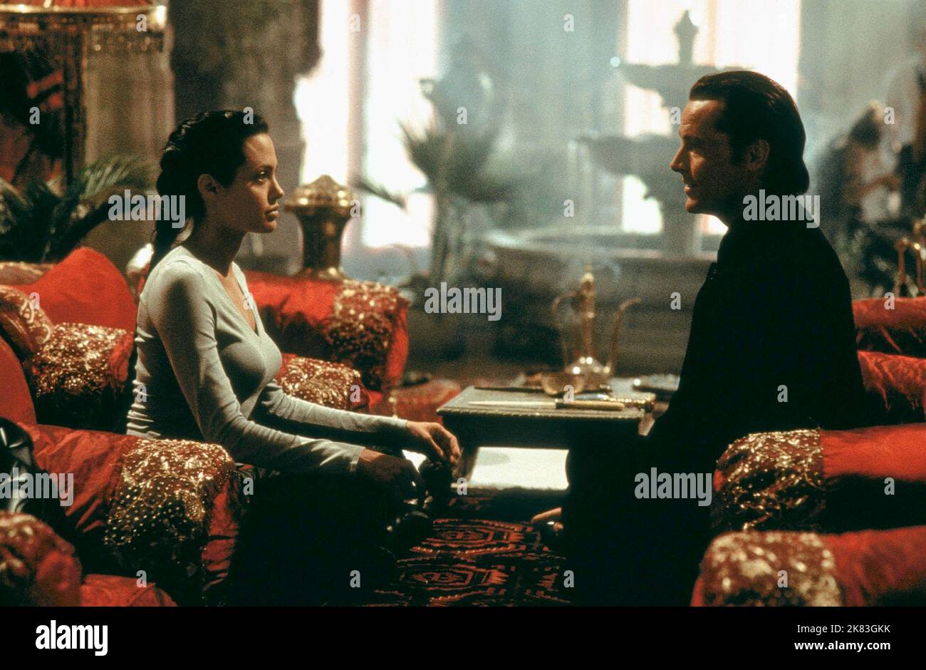 Angelina Jolie & Iain Glen Film: Lara Croft: Tomb Raider (USA/UK/DE/JP 2001) personaggi: Lara Croft & Manfred Powell regista: Simon West 11 giugno 2001 **AVVERTENZA** questa fotografia è solo per uso editoriale ed è copyright di PARAMOUNT e/o del fotografo assegnato dalla Film o dalla Production Company e può essere riprodotta solo da pubblicazioni in concomitanza con la promozione del film di cui sopra. È richiesto un credito obbligatorio a PARAMOUNT. Il fotografo deve essere accreditato anche quando è noto. Nessun uso commerciale può essere concesso senza autorizzazione scritta da parte della Film Company. Foto Stock