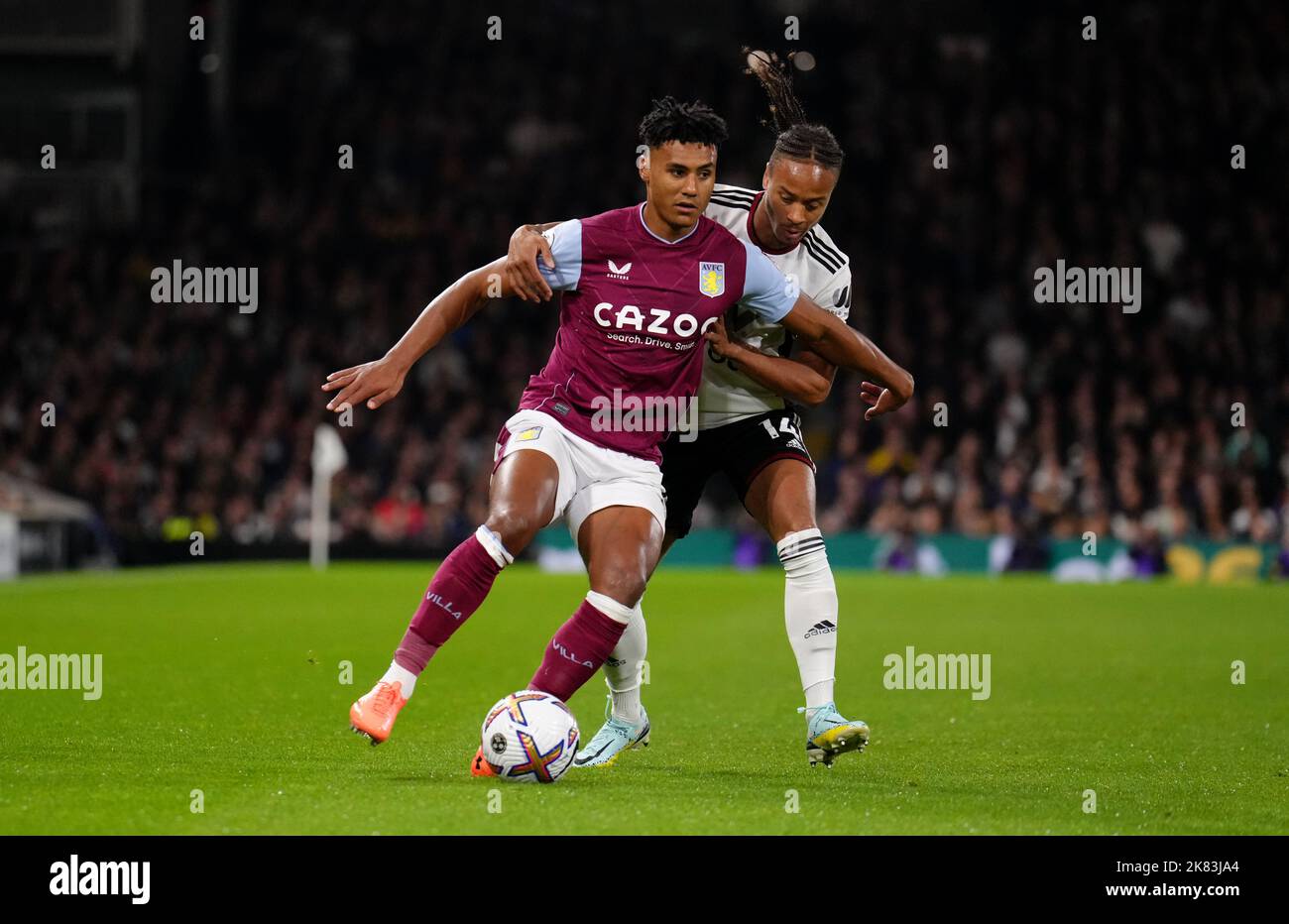 Ollie Watkins di Aston Villa (a sinistra) e Bobby Decordova-Reid di Fulham combattono per la palla durante la partita della Premier League al Craven Cottage, Londra. Data immagine: Giovedì 20 ottobre 2022. Foto Stock