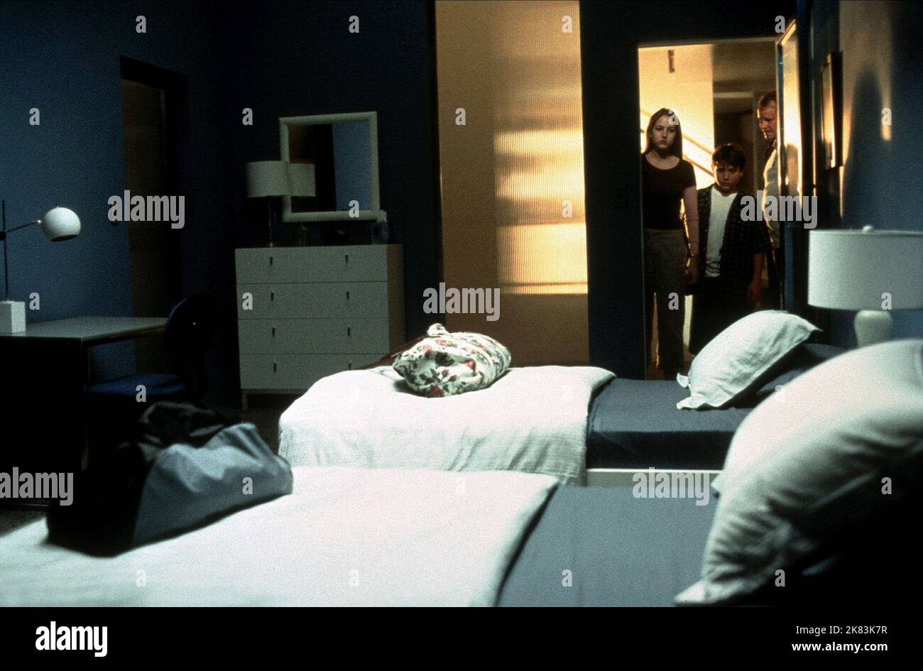 Leelee Sobieski, Trevor Morgan & Stellan Skarsgard Film: The Glass House (USA 2001) personaggi: Ruby Baker, Rhett Baker & Terrence 'Terry' Glass regista: Daniel Sackheim 14 settembre 2001 **AVVERTENZA** questa fotografia è solo per uso editoriale ed è copyright delle IMMAGINI COLUMBIA e/o del fotografo assegnato dalla Film o dalla Production Company e può essere riprodotta solo da pubblicazioni in concomitanza con la promozione del film di cui sopra. È richiesto un credito obbligatorio per LE FOTO DI COLUMBIA. Il fotografo deve essere accreditato anche quando è noto. Nessun uso commerciale può essere concesso senza wri Foto Stock