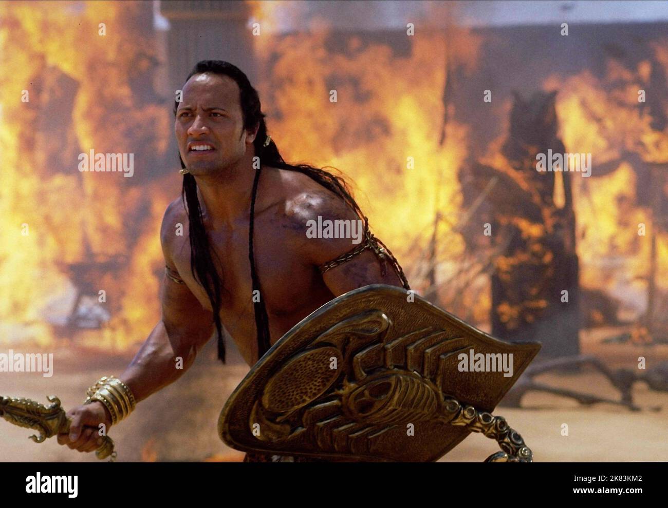 Dwayne 'The Rock' Johnson Film: The Mummy Returns (USA 2001) personaggi: Mathayus The Scorpion King regista: Stephen Sommers 29 Aprile 2001 **ATTENZIONE** questa fotografia è solo per uso editoriale ed è il copyright di IMMAGINI UNIVERSALI e/o del fotografo assegnato dalla Film o dalla Società di produzione e può essere riprodotta solo da pubblicazioni in concomitanza con la promozione del suddetto Film. È richiesto un credito obbligatorio per LE IMMAGINI UNIVERSALI. Il fotografo deve essere accreditato anche quando è noto. Nessun uso commerciale può essere concesso senza l'autorizzazione scritta della Film Company. Foto Stock