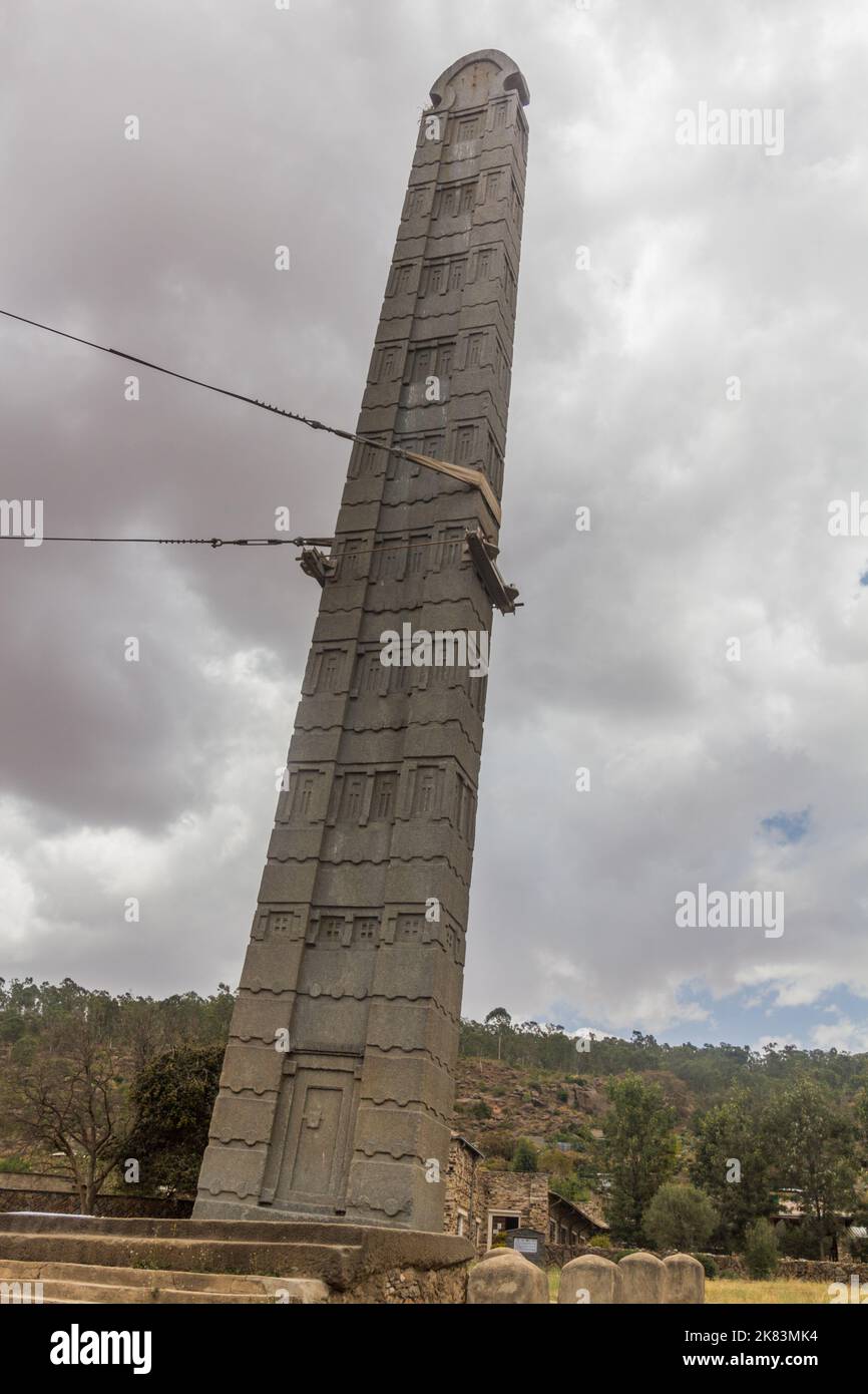 Stele del re Ezana (Stele 3) nel campo delle stele settentrionali di Axum, Etiopia Foto Stock