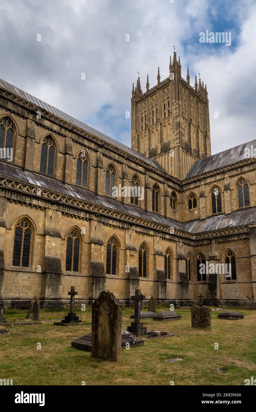 Wells, Regno Unito - 1 settembre, 2022: Vista del chiostro e cimitero della 12th-centruosa Cattedrale Gotica di Wells nel Somerset Foto Stock