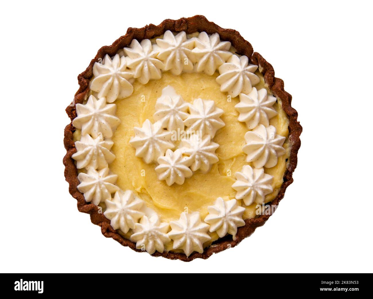 Crema pasticcera alla vaniglia e crostata alla crema con pasta di biscotto al cacao isolato su bianco Foto Stock