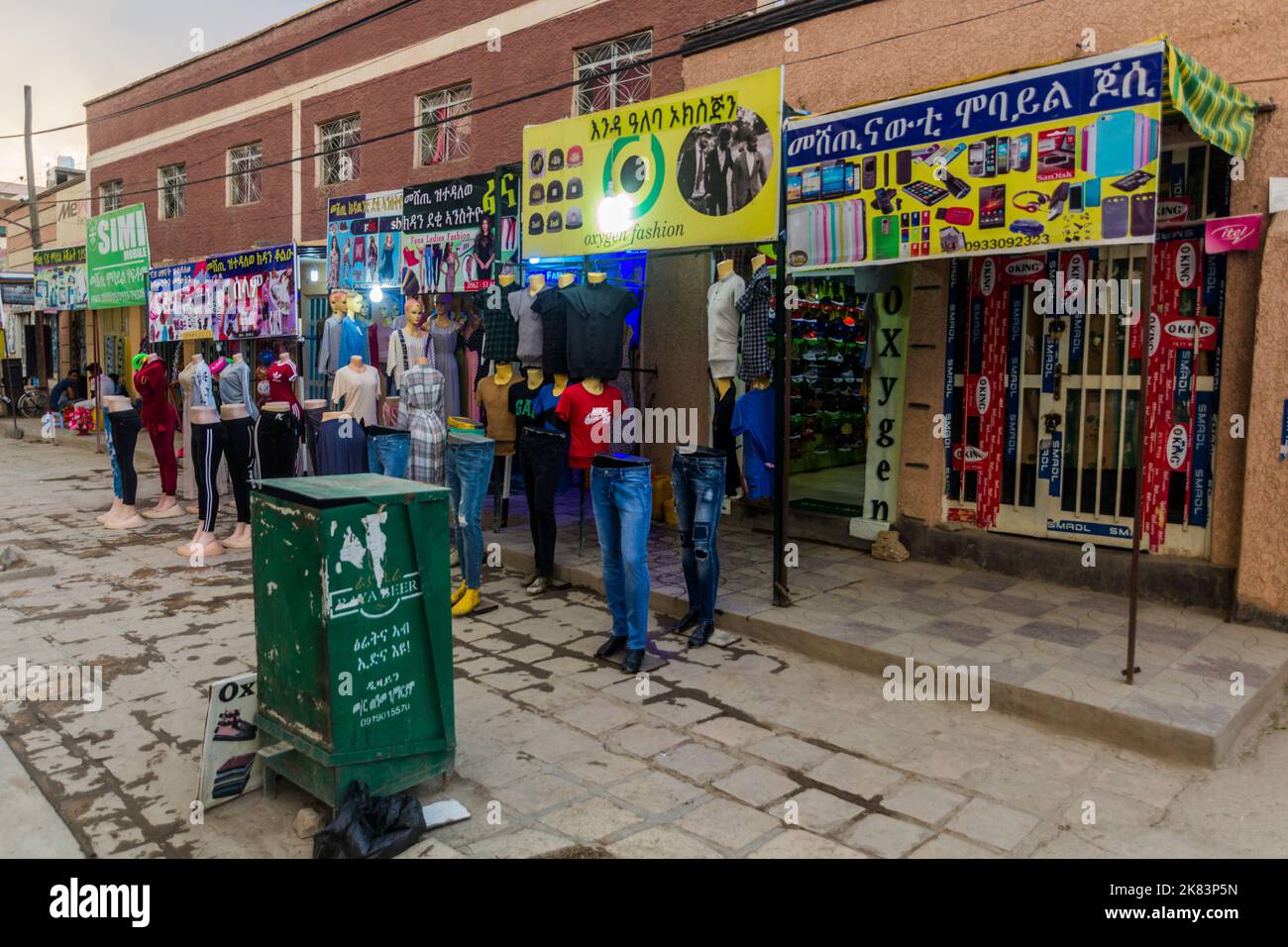 WUKRO, ETIOPIA - 21 MARZO 2019: Negozi di abbigliamento a Wukro, Etiopia Foto Stock