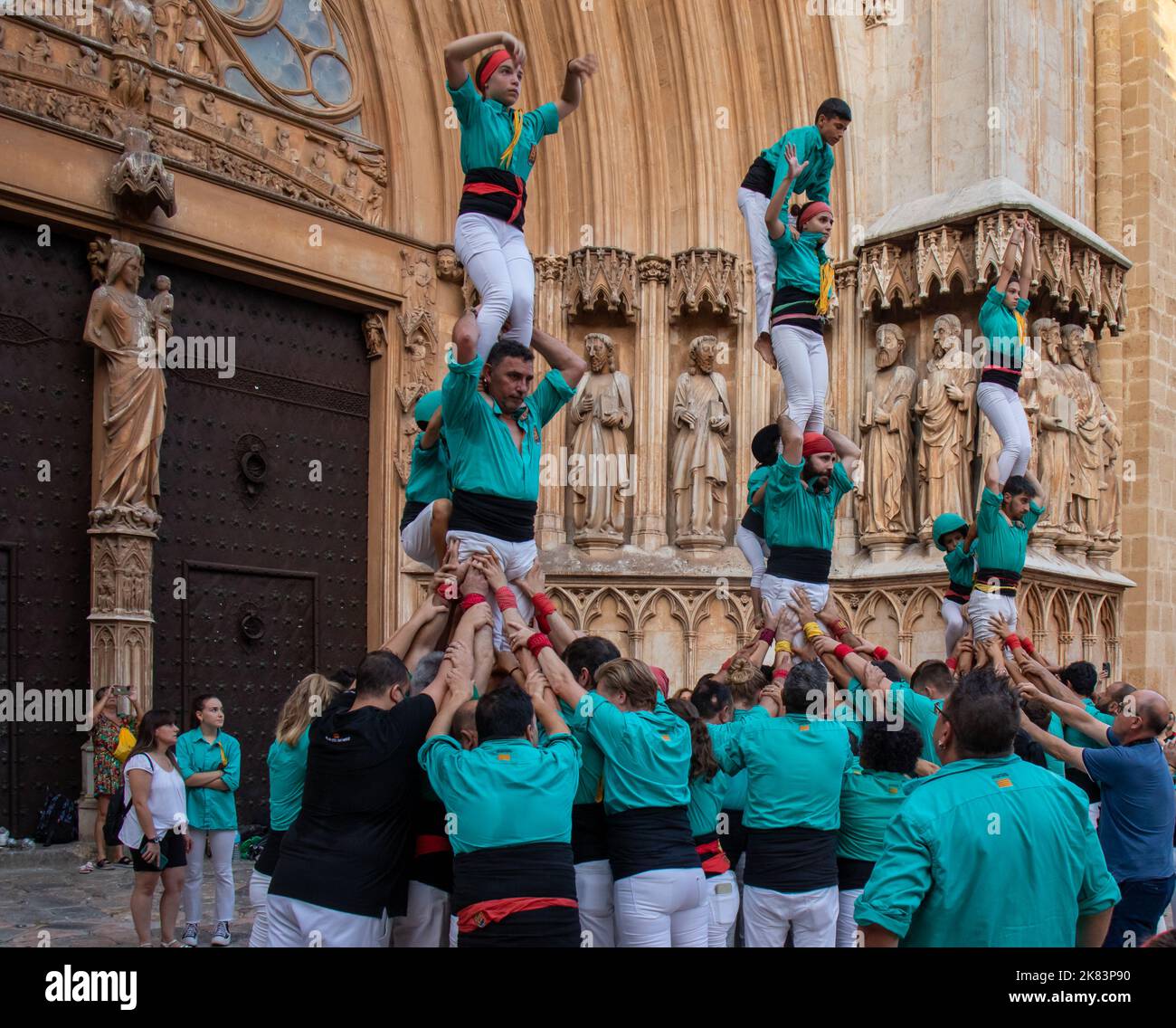 Castells : gente haciendo torres humanas frente a la catedral de Tarragona, espectáculo tradicional en Cataluña, España Foto Stock