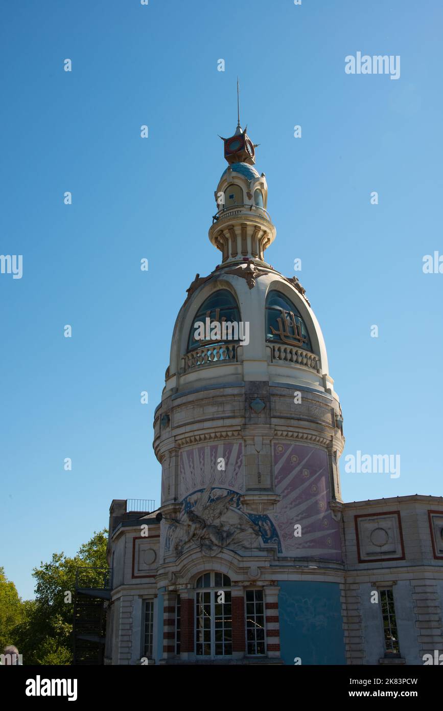 Nantes, Francia; 08112022: LU edificio torre, in stile art deco e un simbolo per la città. Antica fabbrica di biscotti Foto Stock