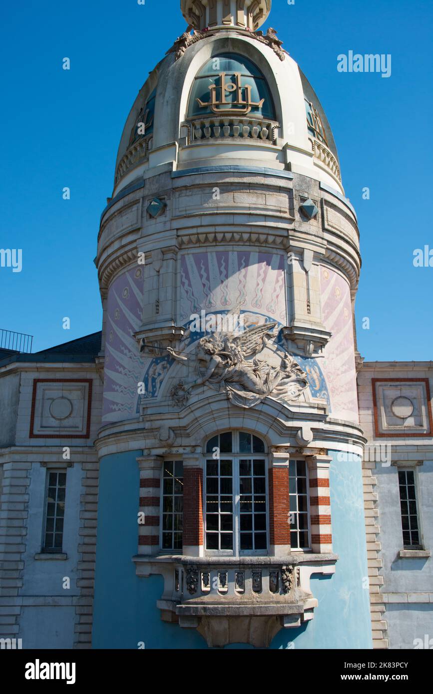 Nantes, Francia; 08112022: Primo piano della torre di costruzione di Lu, un simbolo per la città. Antica fabbrica di biscotti Foto Stock