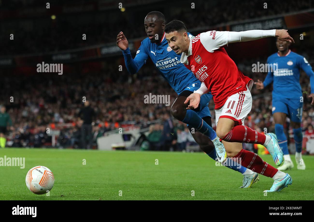 Londra, Regno Unito. 20th ottobre 2022. Gabriel Martinelli dell'Arsenale e Jordan Teze del PSV Eindhoven sfida per la palla durante la partita della UEFA Europa League presso l'Emirates Stadium, Londra. Il credito dell'immagine dovrebbe essere: Paul Terry / Sportimage Credit: Sportimage/Alamy Live News Foto Stock