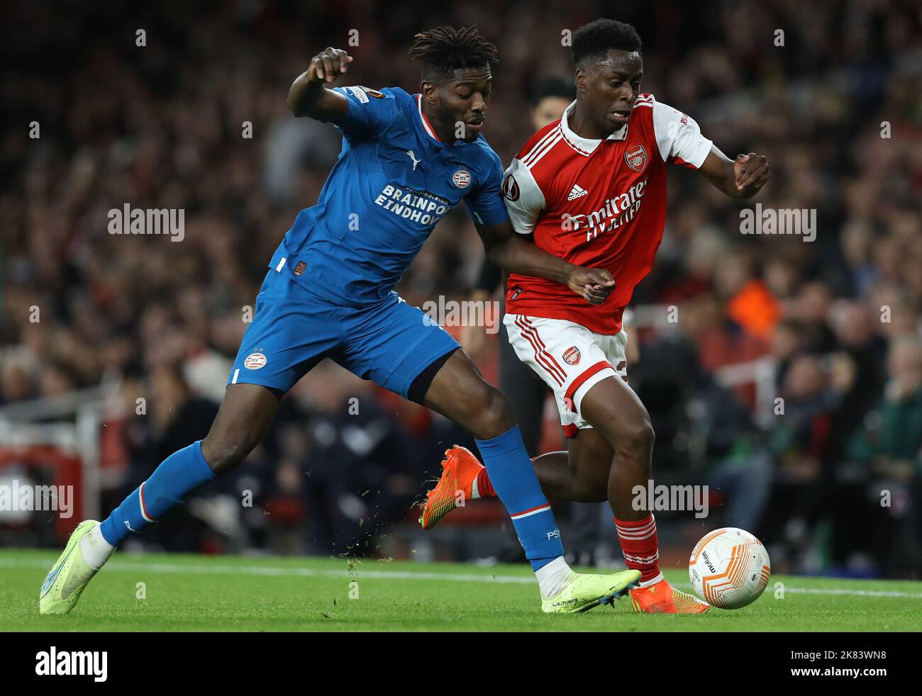 Londra, Regno Unito. 20th ottobre 2022. Albert Sambi Lokonga dell'Arsenal e Noni Madueke del PSV Eindhoven sfida per la palla durante la partita della UEFA Europa League all'Emirates Stadium, Londra. Il credito dell'immagine dovrebbe essere: Paul Terry / Sportimage Credit: Sportimage/Alamy Live News Foto Stock