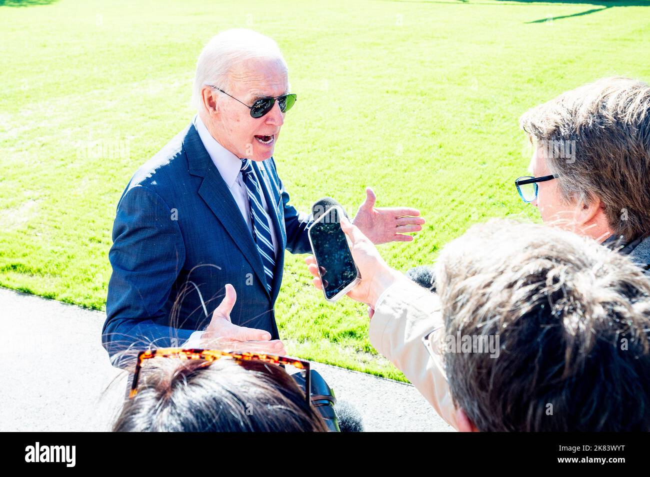 Washington DC, Stati Uniti. 20th Ott 2022. Il presidente JOE BIDEN (D) ha parlato con i giornalisti prima di lasciare la Casa Bianca per andare in Pennsylvania. Credit: ZUMA Press, Inc./Alamy Live News Foto Stock