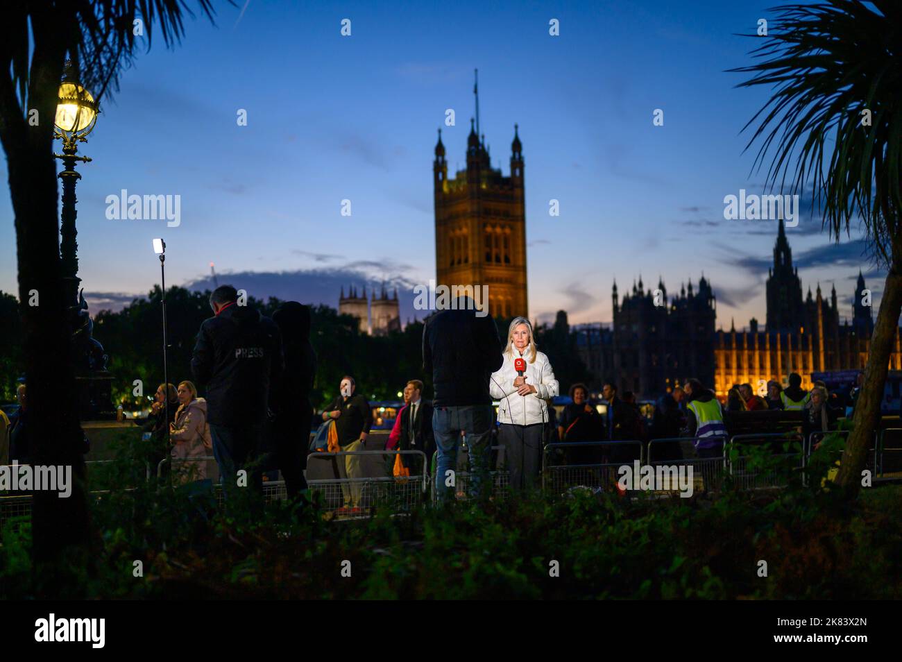 Londra - 17 settembre 2022: Telegiornale esterno con le Camere del Parlamento sullo sfondo. Luce tarda sera come persone Foto Stock