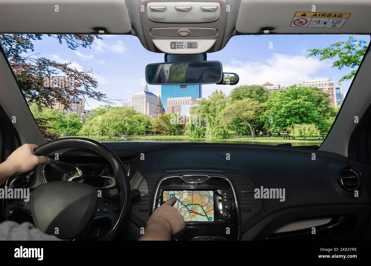 Guida di un'auto utilizzando il touch screen di un sistema di navigazione GPS verso il Boston Public Garden, Stati Uniti Foto Stock