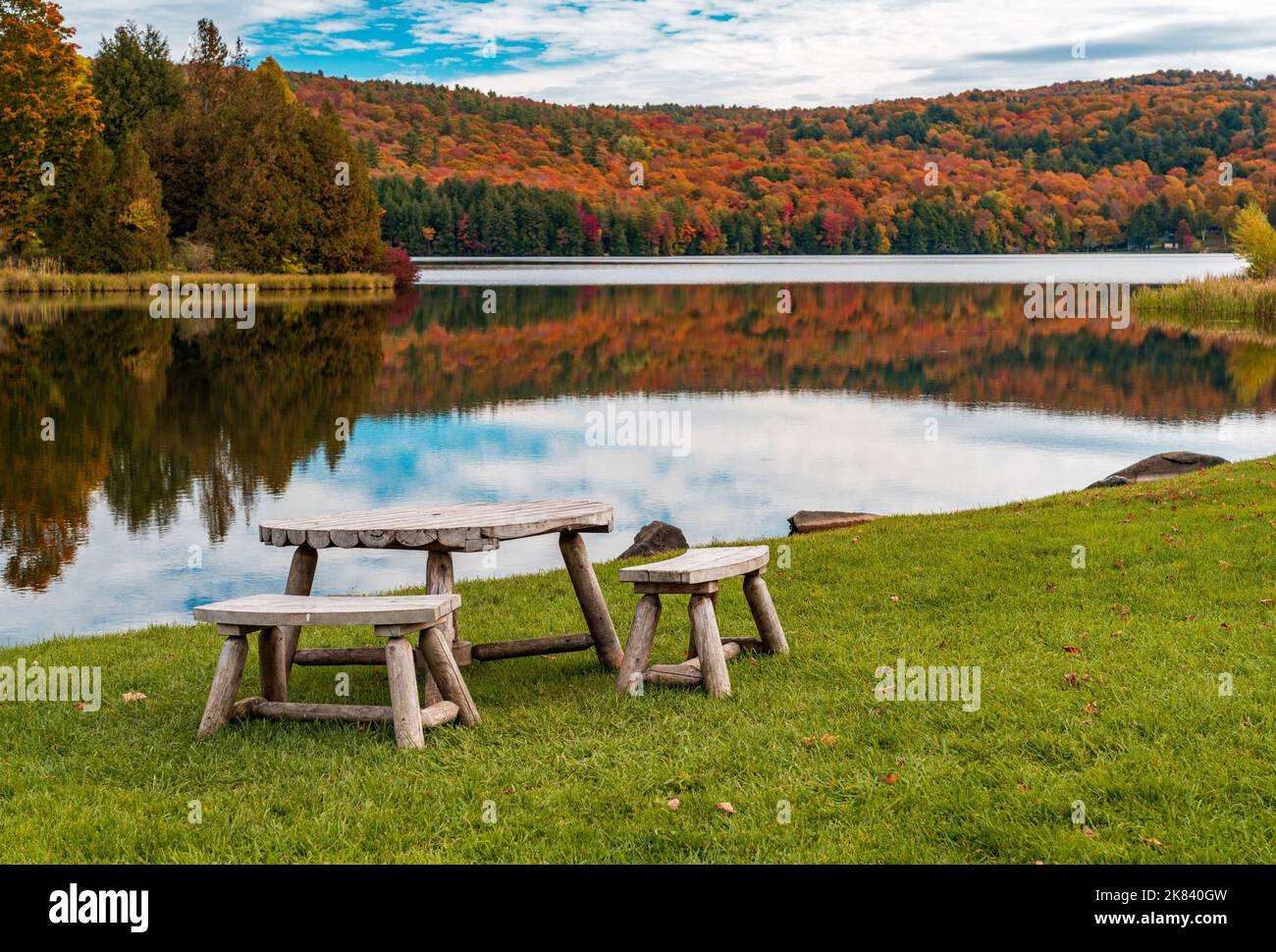 Rustico tavolo e sedie di legno di Silver Lake in Barnard Vermont durante la stagione autunnale Foto Stock