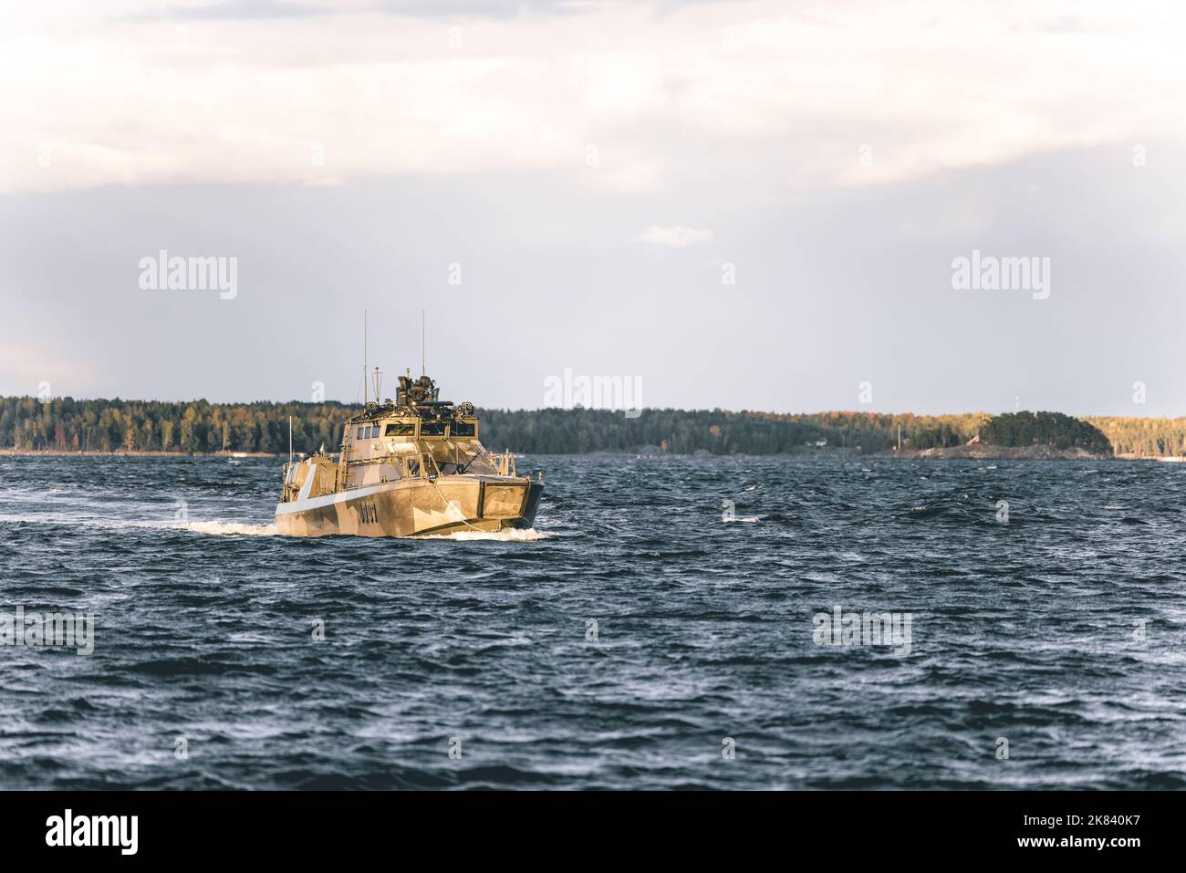 Un'imbarcazione finlandese di classe Jehu-700 trasporta Marines in Finlandia per partecipare all'esercitazione Freezing Winds 22 a Syndalen, Finlandia, 28 settembre 2022. Task Force Red Cloud, con sede centrale da Elements of Combat Logistics Battalion 6, Combat Logistics Regiment 2, 2nd Marine Logistics Group viene distribuito in Finlandia a sostegno degli esercizi SYD 2022 e Freezing Winds 2022 per migliorare l'interdipendenza tra Stati Uniti e Finlandia nel settore marittimo; Consolidare la manovra marittima bilaterale all'interno dell'ambiente litorale finlandese e promuovere solide relazioni tra il corpo marino degli Stati Uniti e la difesa finlandese Foto Stock