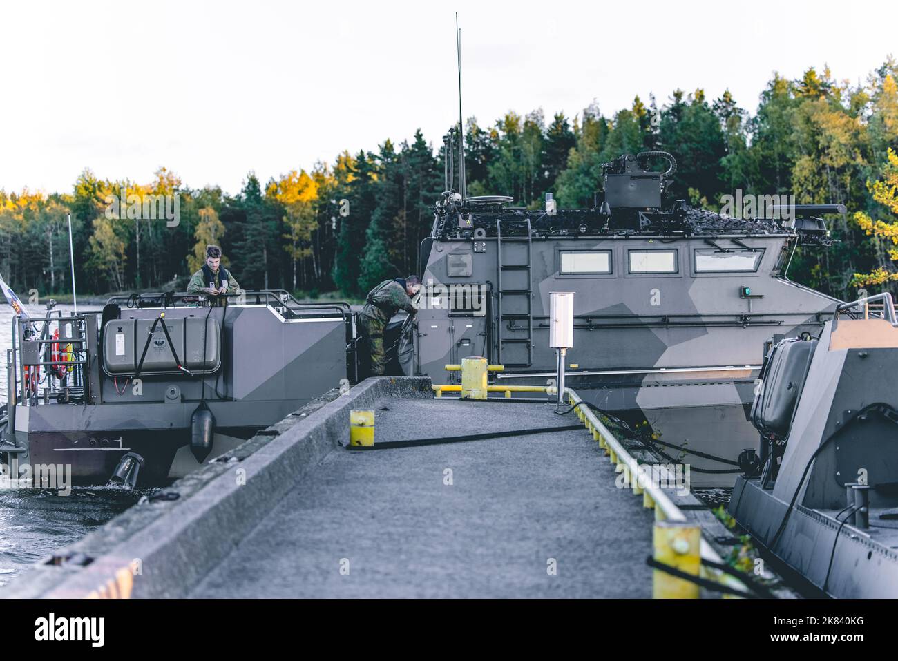 Un'imbarcazione finlandese di sbarco di classe Jehu-700 utilizzata per il trasporto di Marines, arriva a Syndalen, Finlandia, 28 settembre 2022. Task Force Red Cloud, con sede centrale da Elements of Combat Logistics Battalion 6, Combat Logistics Regiment 2, 2nd Marine Logistics Group viene distribuito in Finlandia a sostegno degli esercizi SYD 2022 e Freezing Winds 2022 per migliorare l'interdipendenza tra Stati Uniti e Finlandia nel settore marittimo; Consolidare la manovra marittima bilaterale all'interno dell'ambiente litorale finlandese e promuovere solide relazioni tra il corpo marino degli Stati Uniti e le unità di supporto della forza di difesa finlandese. (STATI UNITI Marin Foto Stock