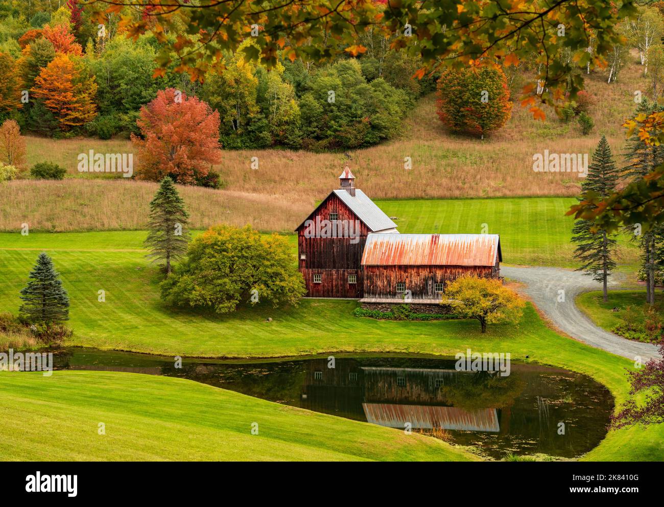 Fienile in legno tra gli alberi autunnali in Sleepy Hollow Farm in Vermont Foto Stock