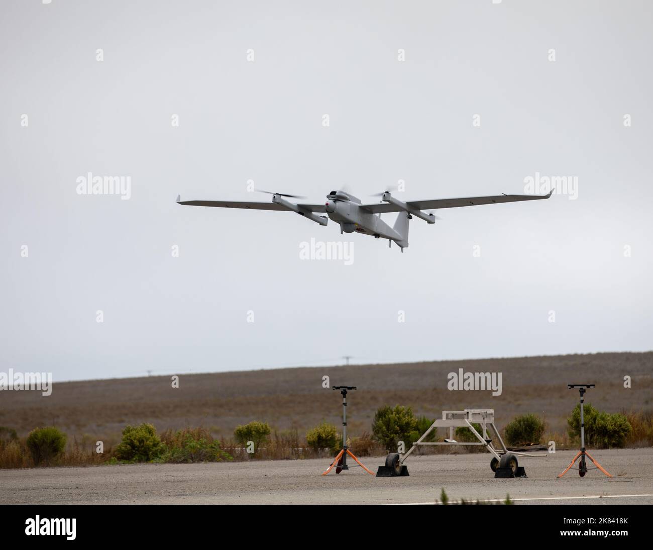 A Jump 20 Group 3 Unmanned Aerial System decollo il 13 ottobre 2022, a San Clemente Island, California, durante la sperimentazione di Project Convergence 22. Nel corso del PC22, tutti i servizi militari degli Stati Uniti, così come i partner multinazionali, stanno sperimentando un supporto distribuito su lunghe distanze in un ambiente marittimo. (STATI UNITI Foto dell'esercito di SPC. Collin MacKown) Foto Stock