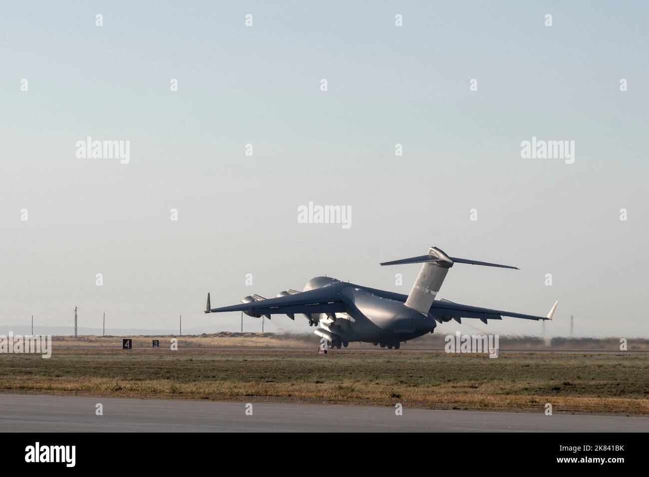 Un'aeronautica militare statunitense C-17 Globemaster III della base militare Lewis-McChord, WA, parte dalla base aeronautica di Mountain Home, ID come parte della bandiera 23-1 del Gunfighter di esercitazione. Gunfighter Flag mette alla prova i partecipanti in scenari di allenamento unici e impegnativi che migliorano le abilità, l'efficacia del combattimento e la capacità di sopravvivenza dell'equipaggio, insieme ai partner e alle unità del Dipartimento della Difesa di tutta la nazione. (STATI UNITI Air Force foto di staff Sgt. Joshua Hoskins) Foto Stock