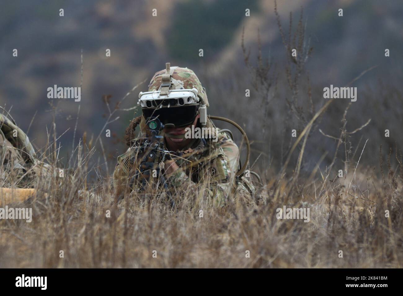 Soldati dell'esercito degli Stati Uniti assegnati a 5th squadrone, 73rd reggimento di cavalleria, 3rd squadra di combattimento di Brigade, 82nd divisione aerea, si aiutano a vicenda su una collina il 14 ottobre 2022, durante la sperimentazione di Project Convergence 22 (PC22) a Camp Talega, California. Nel corso del PC22 molti sistemi saranno sperimentati per determinare come le future capacità di comando e controllo possano essere integrate con i partner all-service e multinazionali. (STATI UNITI Foto dell'esercito di Pvt. Macchina da caffè Nolan) Foto Stock