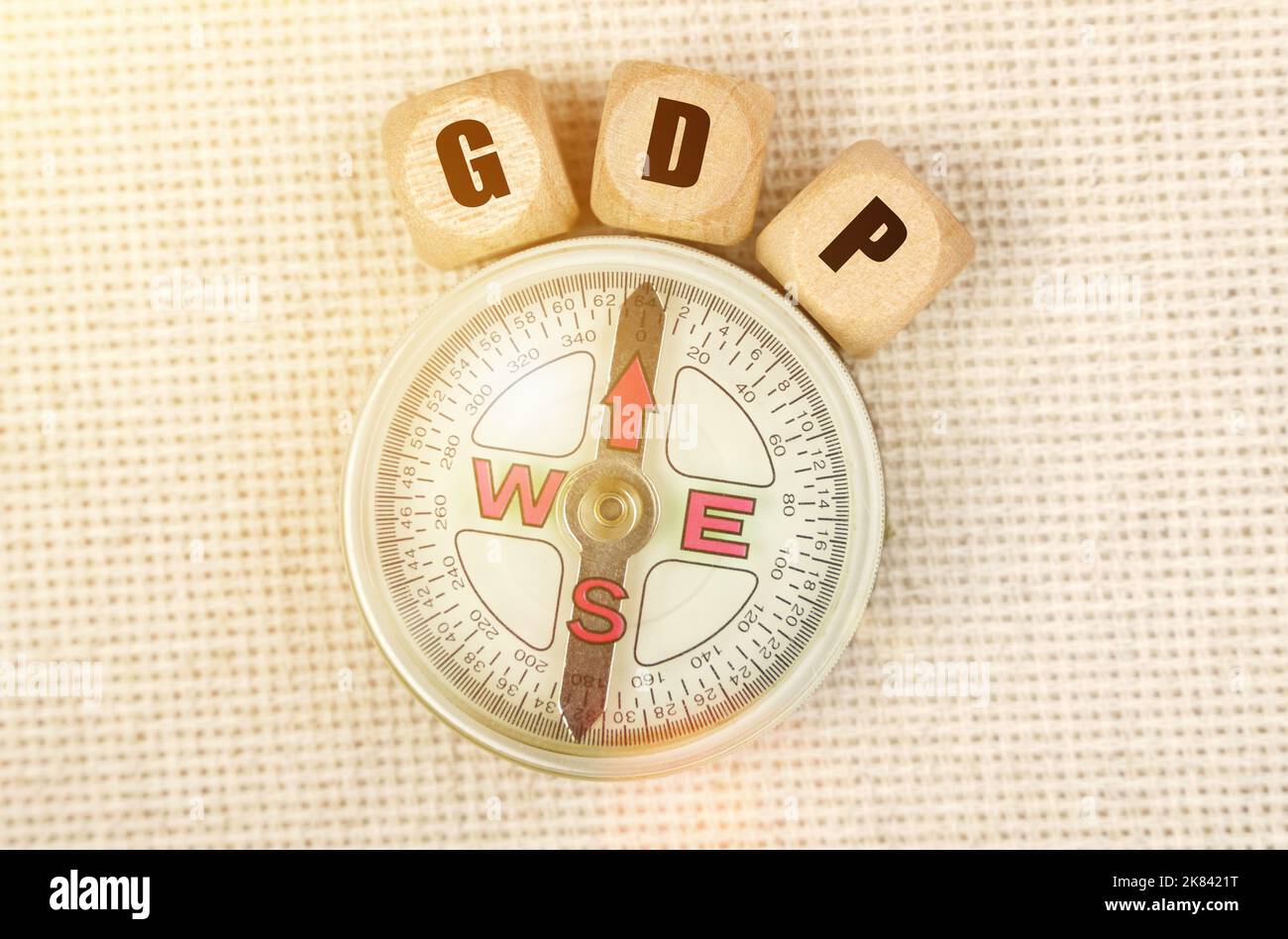 Concetto aziendale. Sul tavolo c'è una bussola e dei cubi con l'iscrizione - GDP Foto Stock