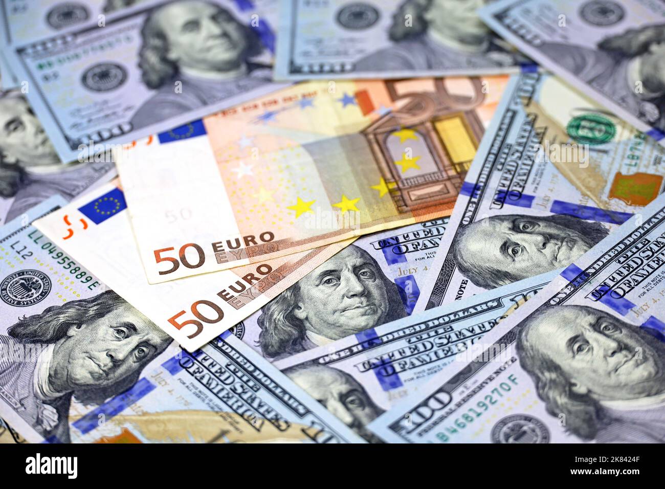 Dollari USA e banconote in euro. Economia americana ed europea, tasso di cambio Foto Stock