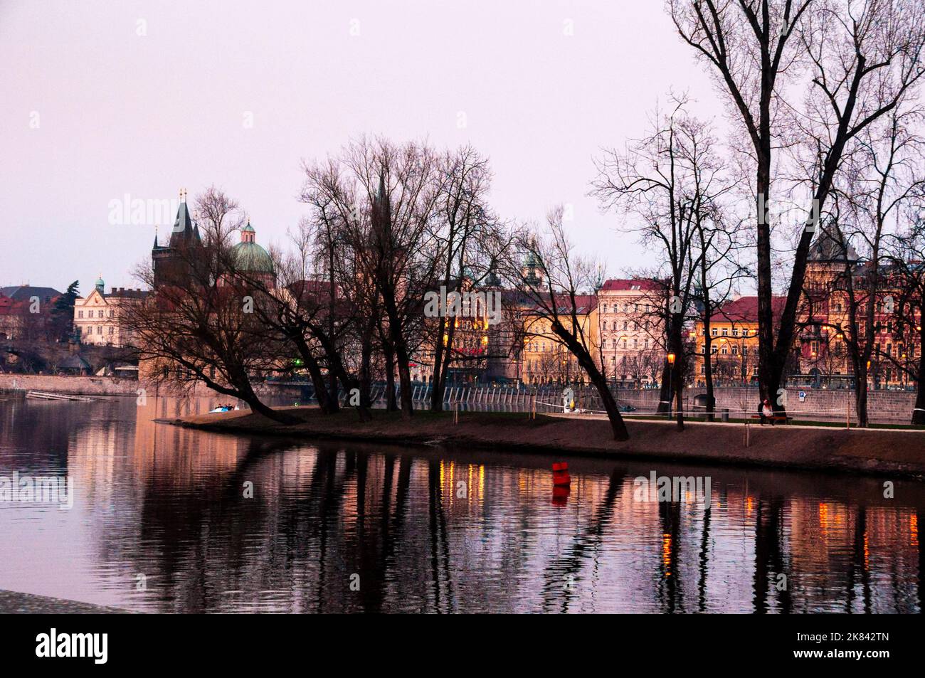 Fiume Moldava e isola di Strelecky a Praga, Repubblica Ceca. Foto Stock