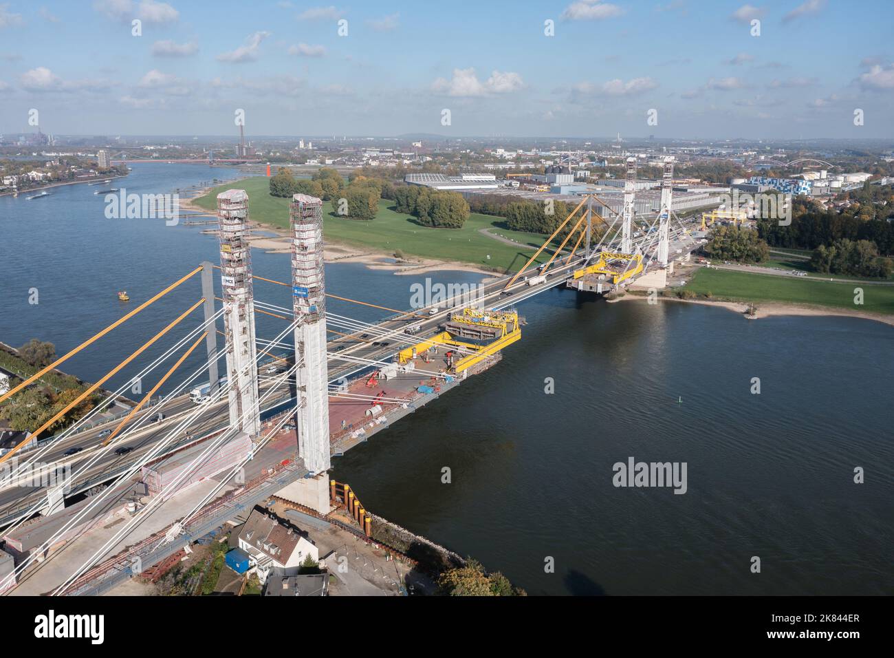 Costruzione di un nuovo ponte autostradale sul fiume Reno. Bau einer Autobahnbrücke über den Rhein. Foto Stock