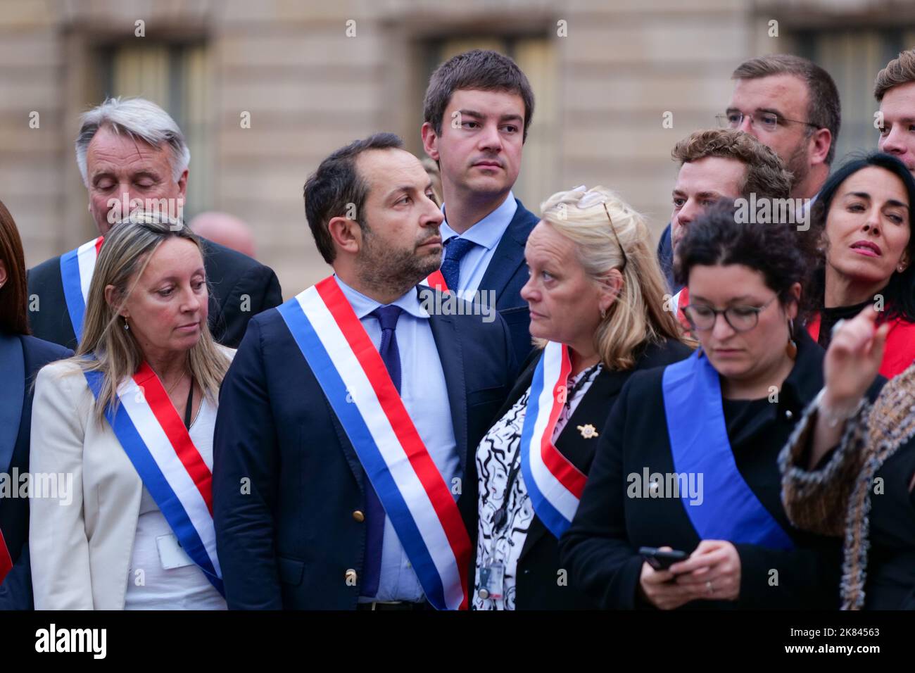 Parigi, Francia, 20/10/2022. Marine le Pen, Jordan Bardella e deputati del 'Rassemblement National' rendono omaggio a Lola, una ragazza di 12 anni uccisa da un clandestino algerino a Parigi, facendo un minuto di silenzio davanti all'Assemblea Nazionale. Pierre Galan/Alamy Live News Foto Stock