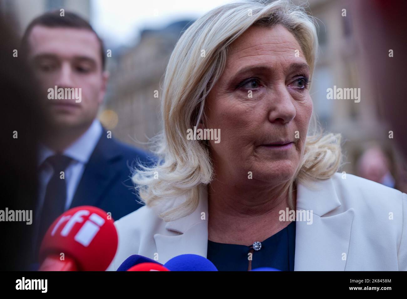 Parigi, Francia, 20/10/2022. Marine le Pen, Jordan Bardella e deputati del 'Rassemblement National' rendono omaggio a Lola, una ragazza di 12 anni uccisa da un clandestino algerino a Parigi, facendo un minuto di silenzio davanti all'Assemblea Nazionale. Pierre Galan/Alamy Live News Foto Stock