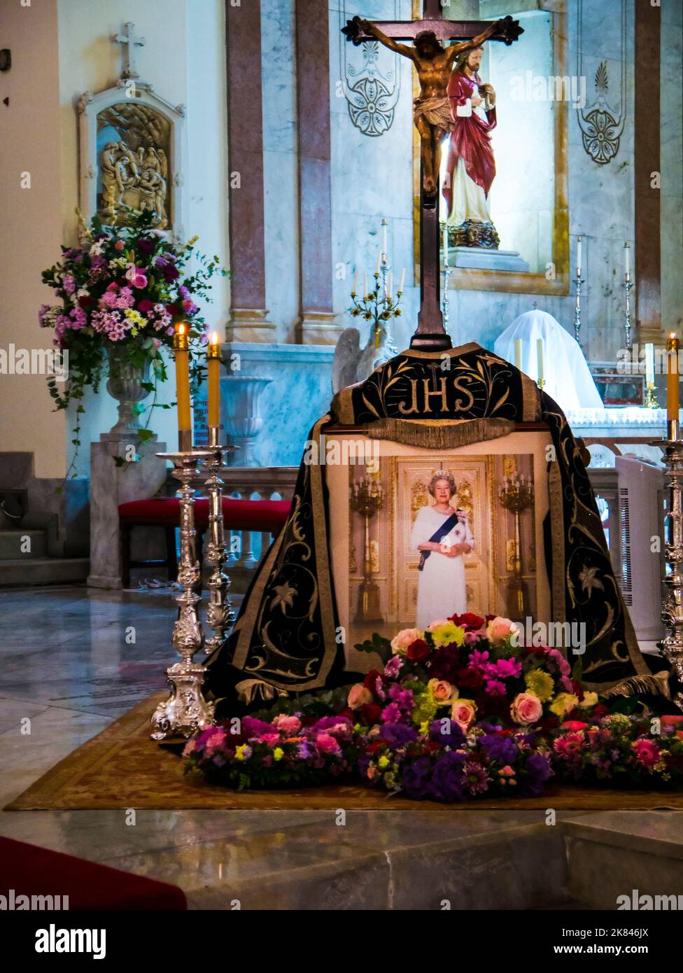 La cattedrale cattolica su Maria incoronò nella Rocca di Gibilterra subito dopo una Messa commemorativa per l'anima della regina Elisabetta la seconda Foto Stock La cattedrale cattolica su Maria incoronò nella Rocca di Gibilterra subito dopo una Messa commemorativa per l'anima della regina Elisabetta la seconda Foto Stock