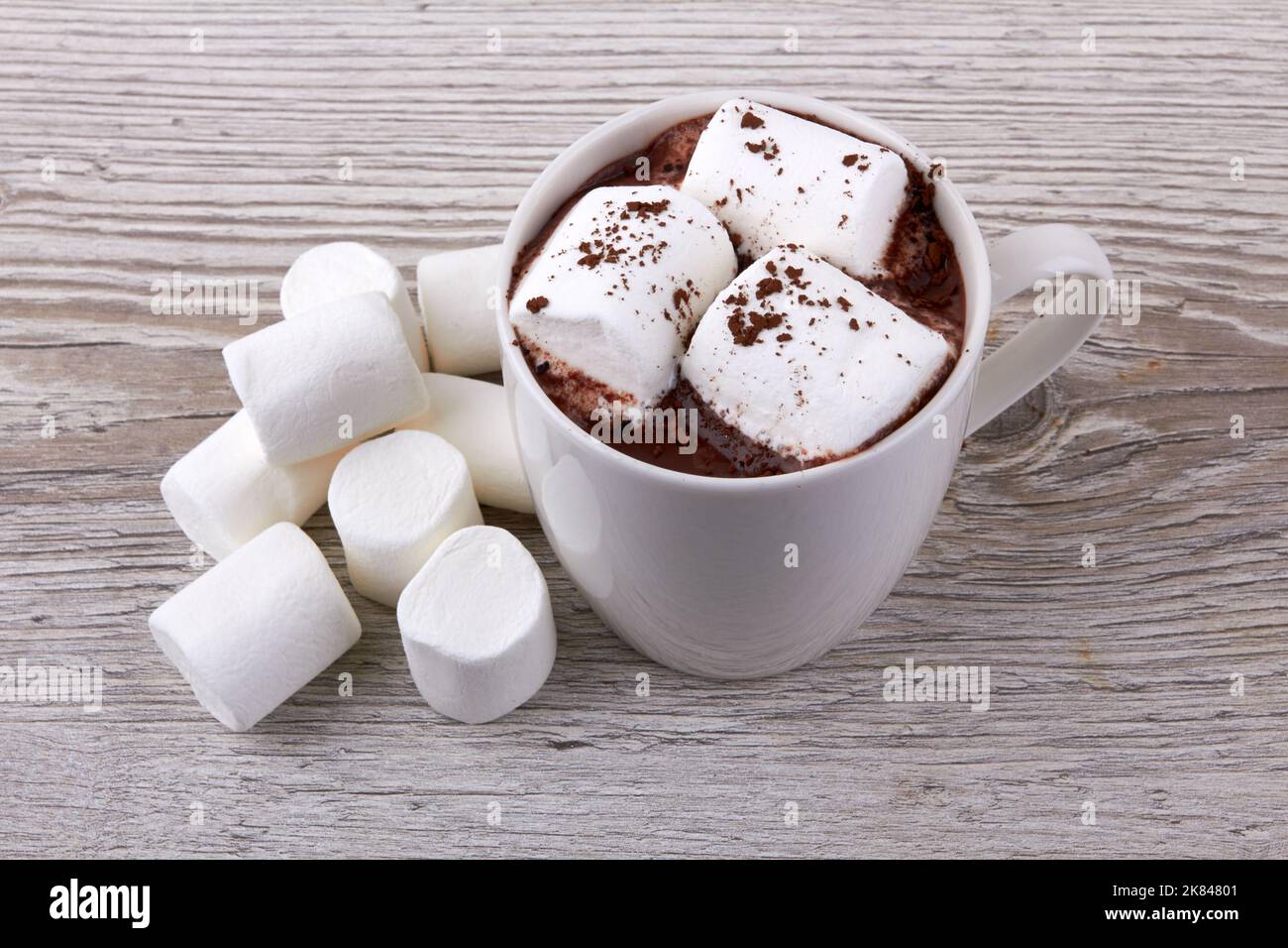 Cacao con marshmallows su una superficie di legno Foto Stock
