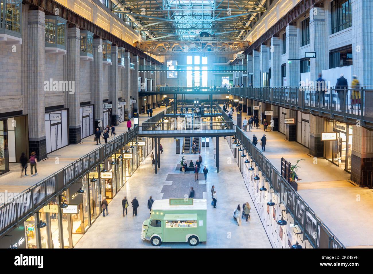 Centro commerciale interno, Battersea Power Station, Nine Elms, London Borough of Wandsworth, Greater London, Inghilterra, Regno Unito Foto Stock