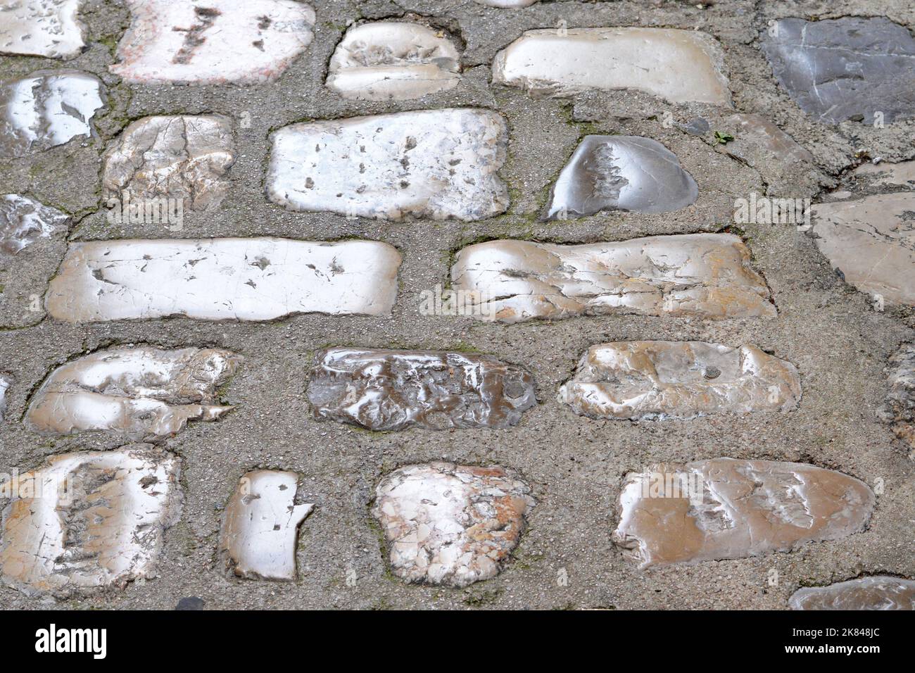 Telaio pieno di vecchia strada di pietra. Struttura stradale acciottolata Foto Stock Telaio pieno di vecchia strada di pietra. Struttura stradale acciottolata Foto Stock