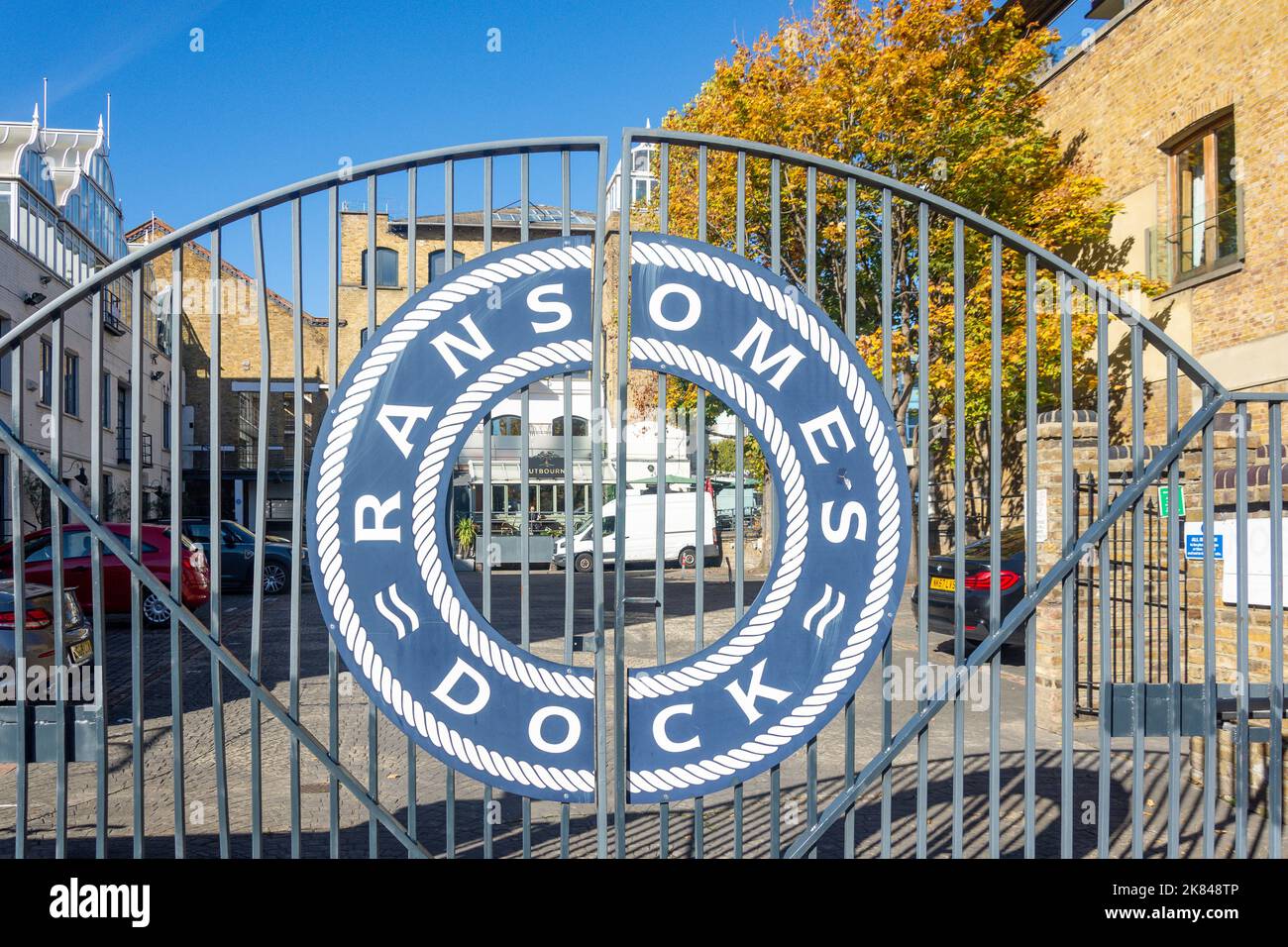 Porta principale per Ransome's Dock, Parkgate Road, Battersea, London Borough of Wandsworth, Greater London, England, United Kingdom Foto Stock